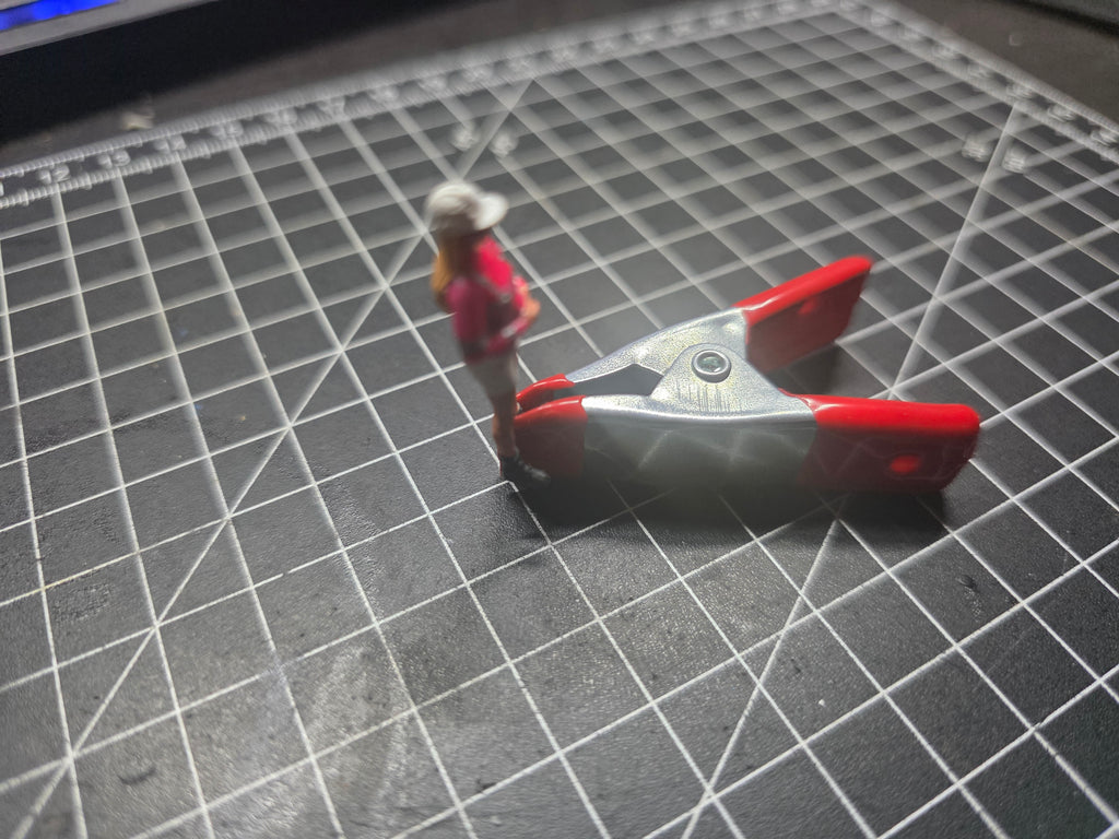 Bauarbeiterin in kurzer Hose im Maßstab 1/50