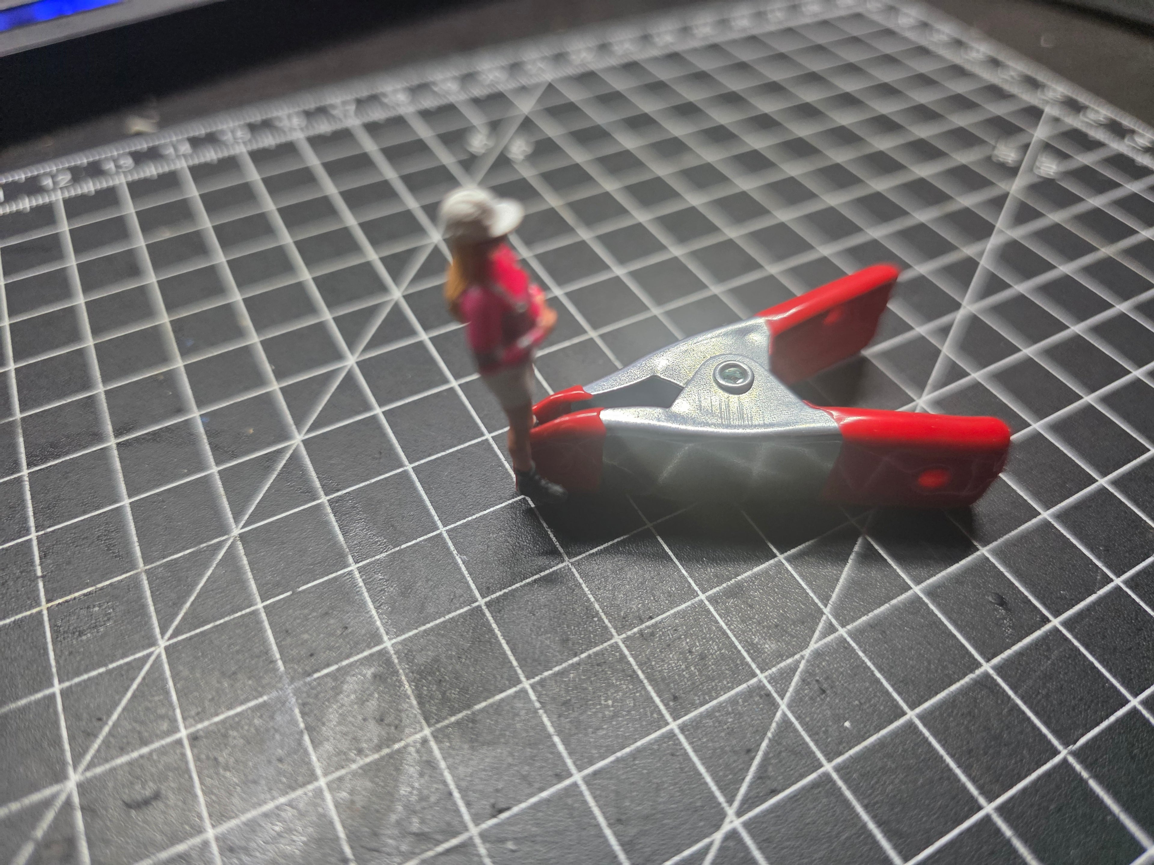 Bauarbeiterin in kurzer Hose im Maßstab 1/50