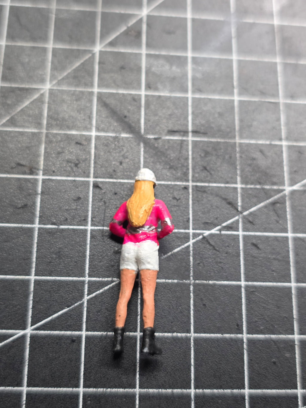 Bauarbeiterin in kurzer Hose im Maßstab 1/50