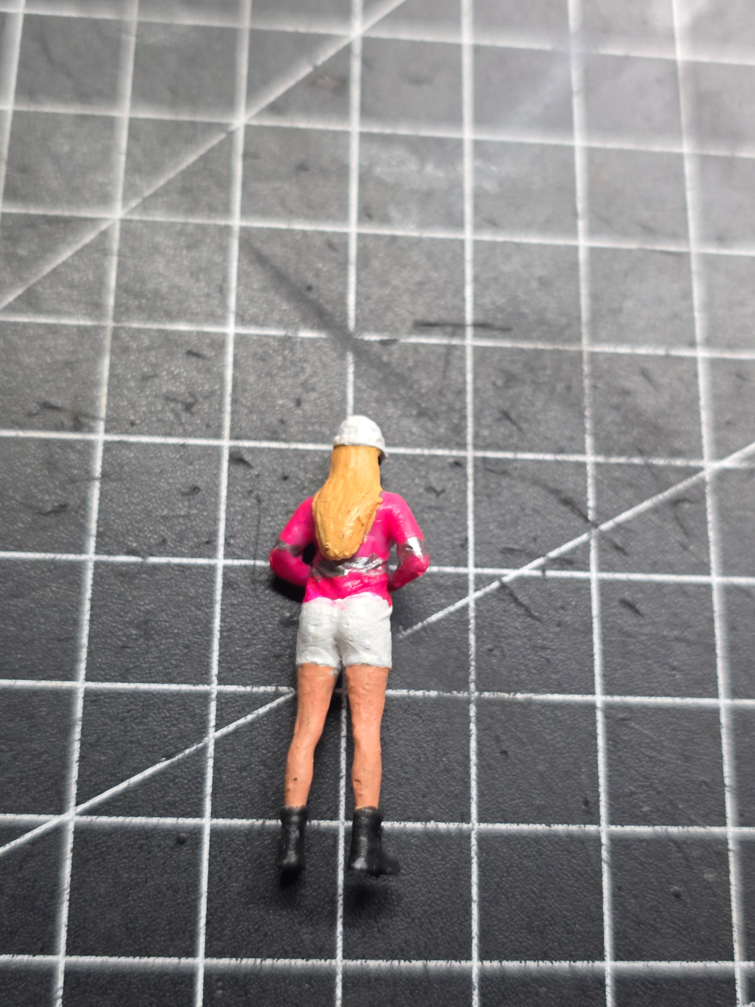 Bauarbeiterin in kurzer Hose im Maßstab 1/50