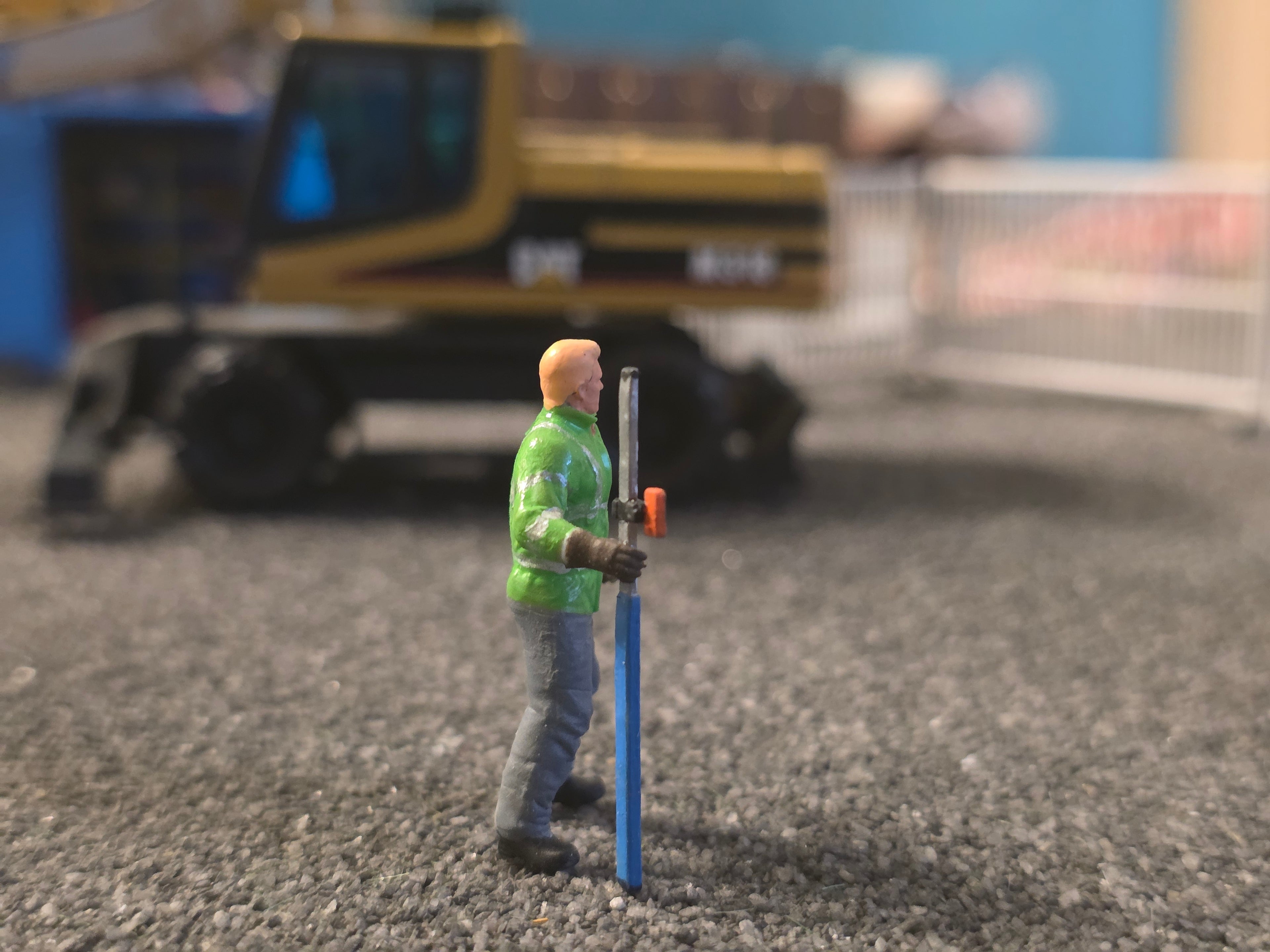 Arbeiter der ein Werkzeug hält im Maßstab 1/50