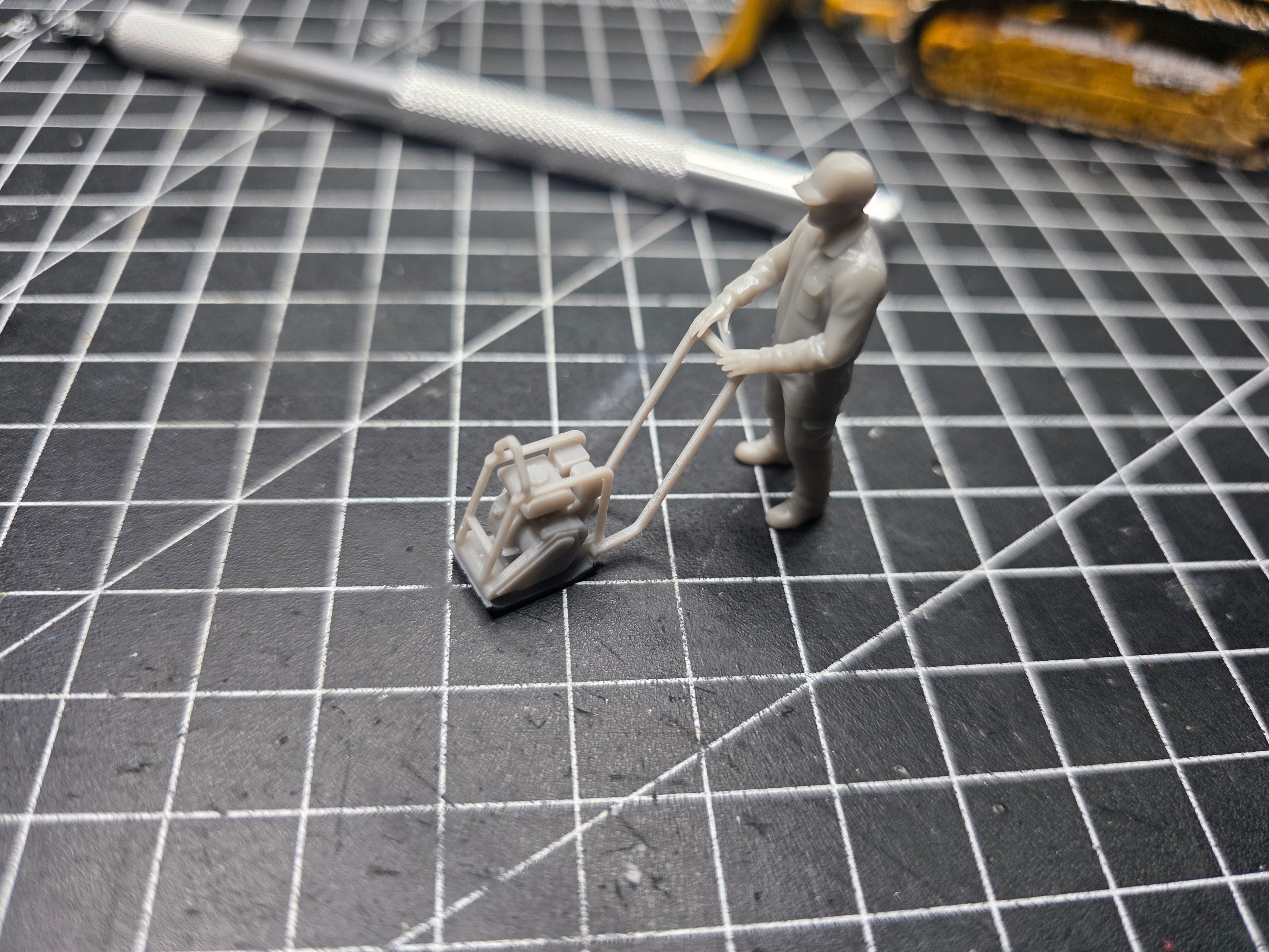 Rüttelplatten Fahrer/ Kleingeräte Bediener im Maßstab 1/50