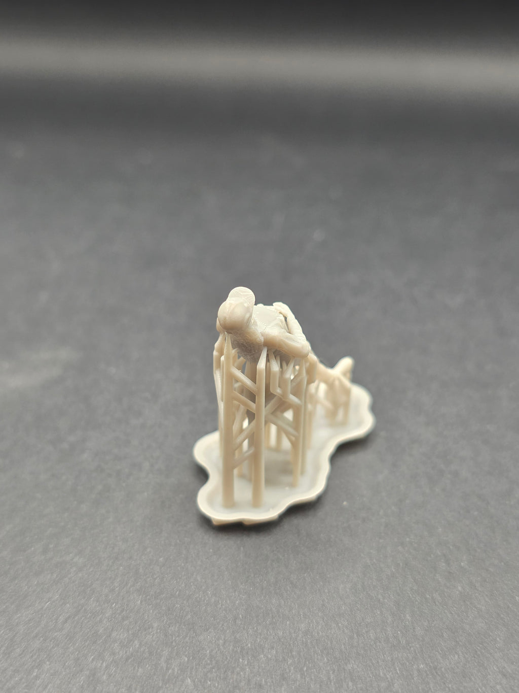 Bauarbeiterin in kurzer Hose im Maßstab 1/50