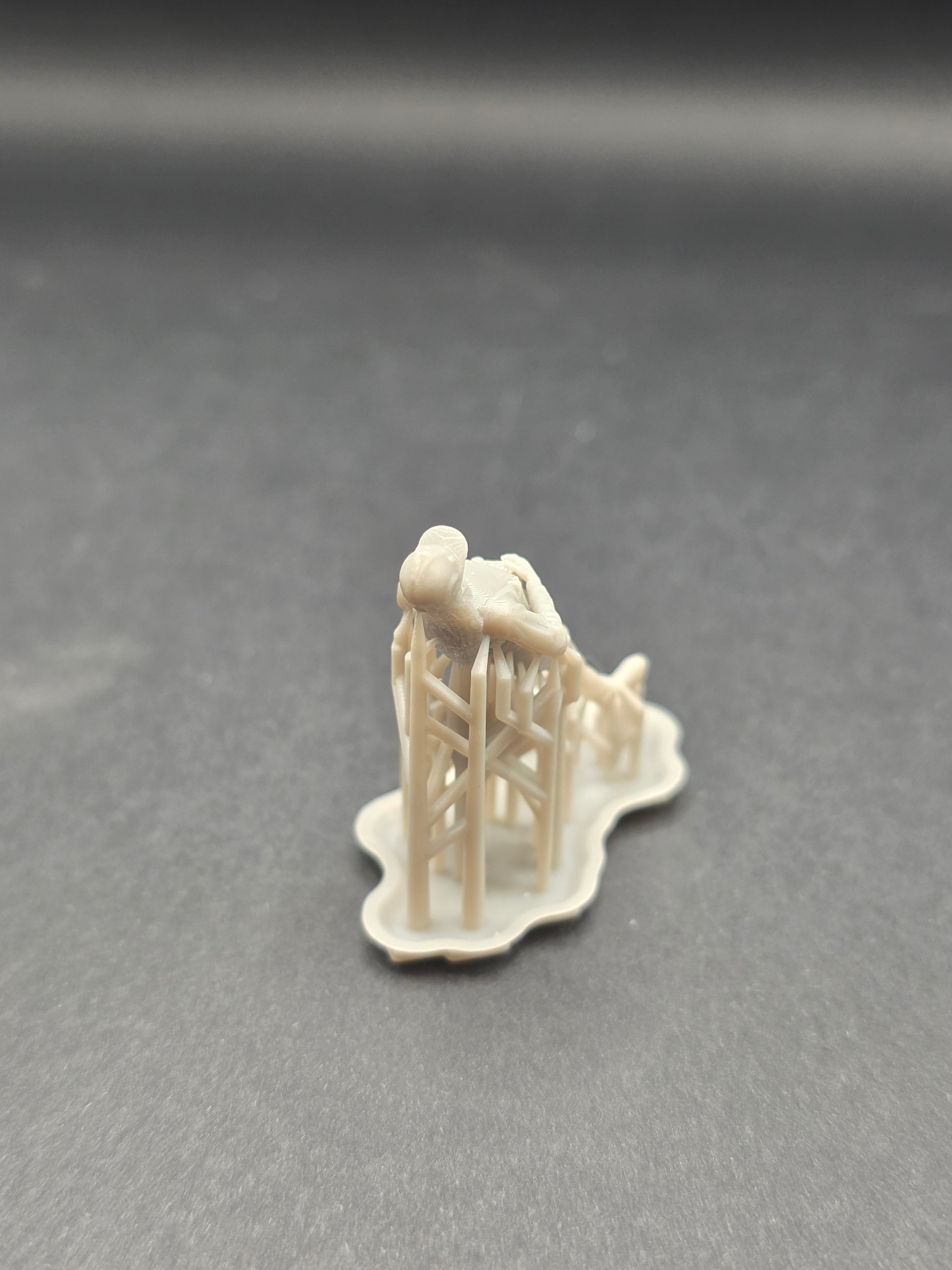 Bauarbeiterin in kurzer Hose im Maßstab 1/50