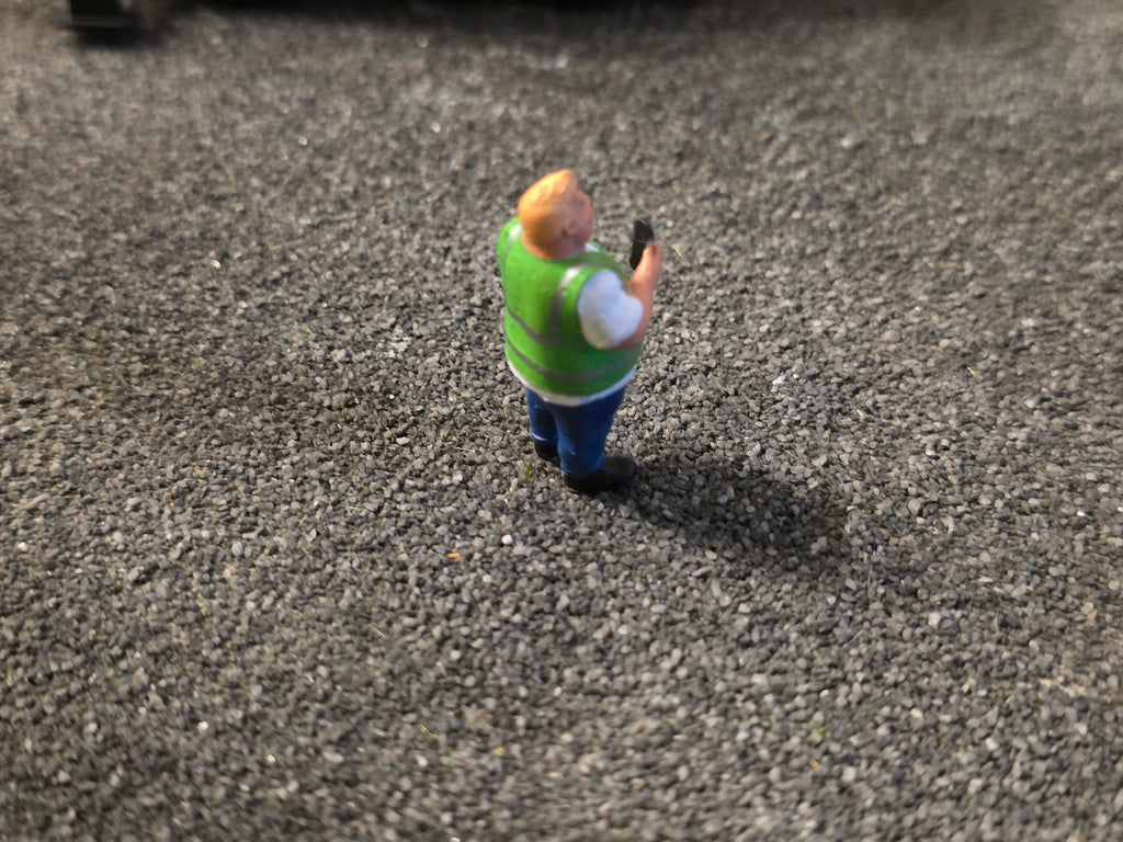 Bauleiter mit Telefon im Maßstab 1/50
