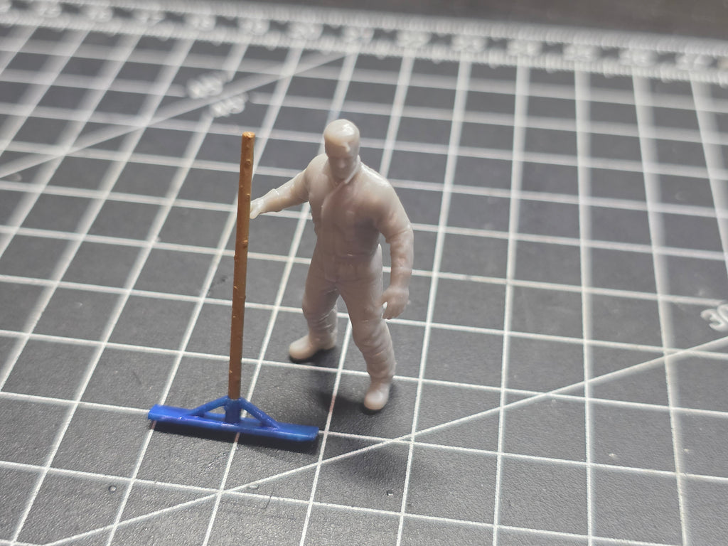 Arbeiter der ein Werkzeug hält im Maßstab 1/50
