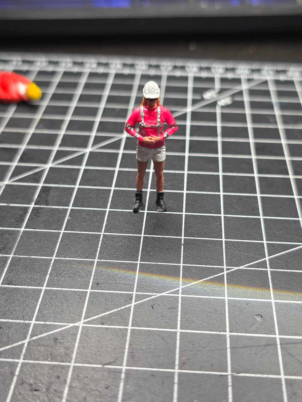 Bauarbeiterin in kurzer Hose im Maßstab 1/50