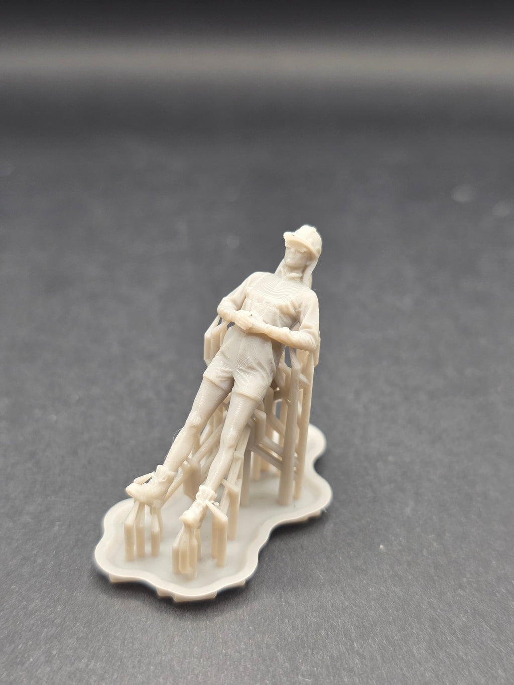 Bauarbeiterin in kurzer Hose im Maßstab 1/50