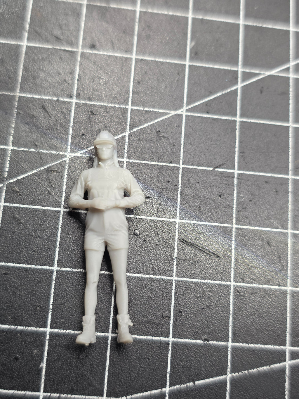 Bauarbeiterin in kurzer Hose im Maßstab 1/50