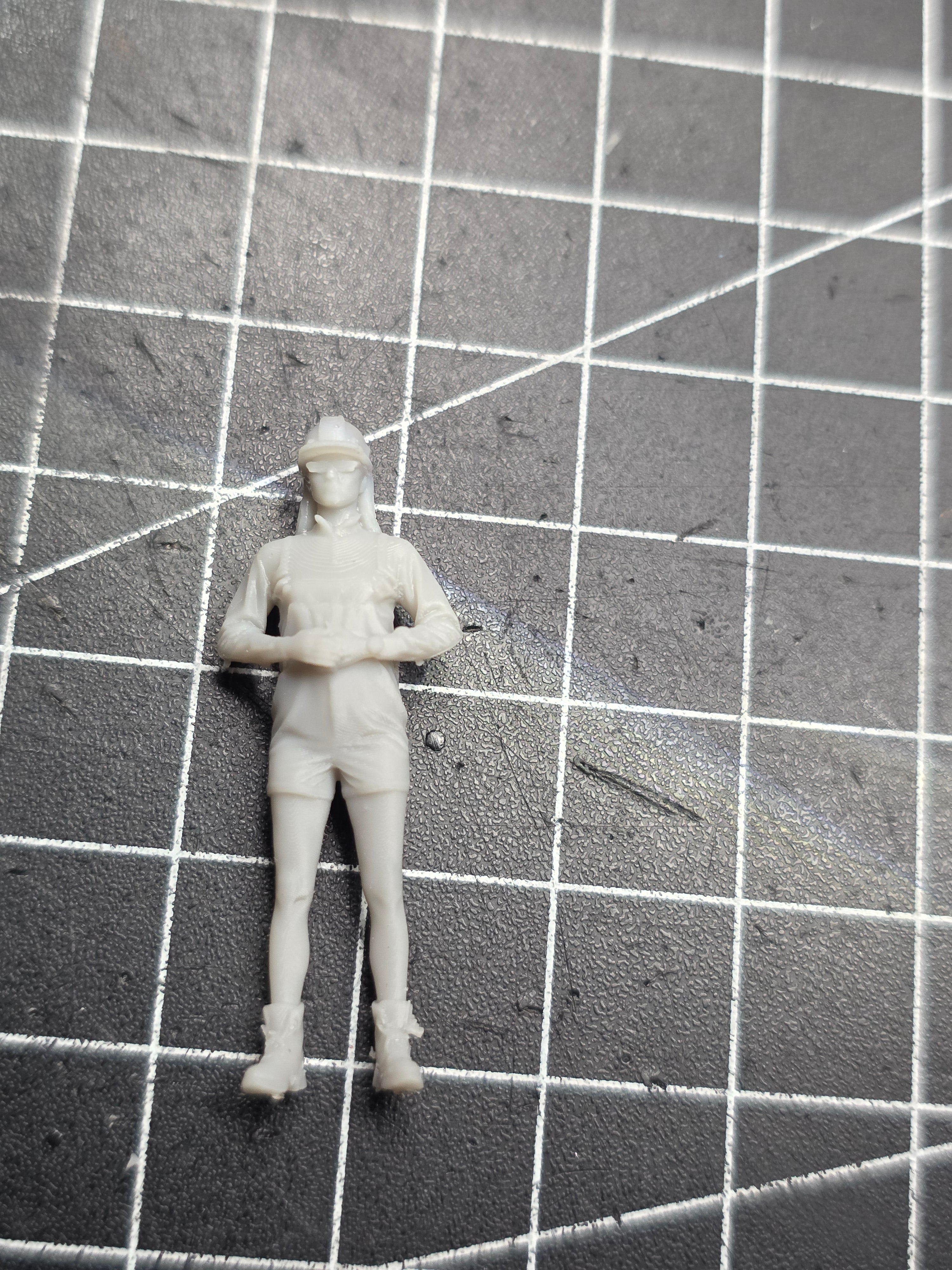 Bauarbeiterin in kurzer Hose im Maßstab 1/50