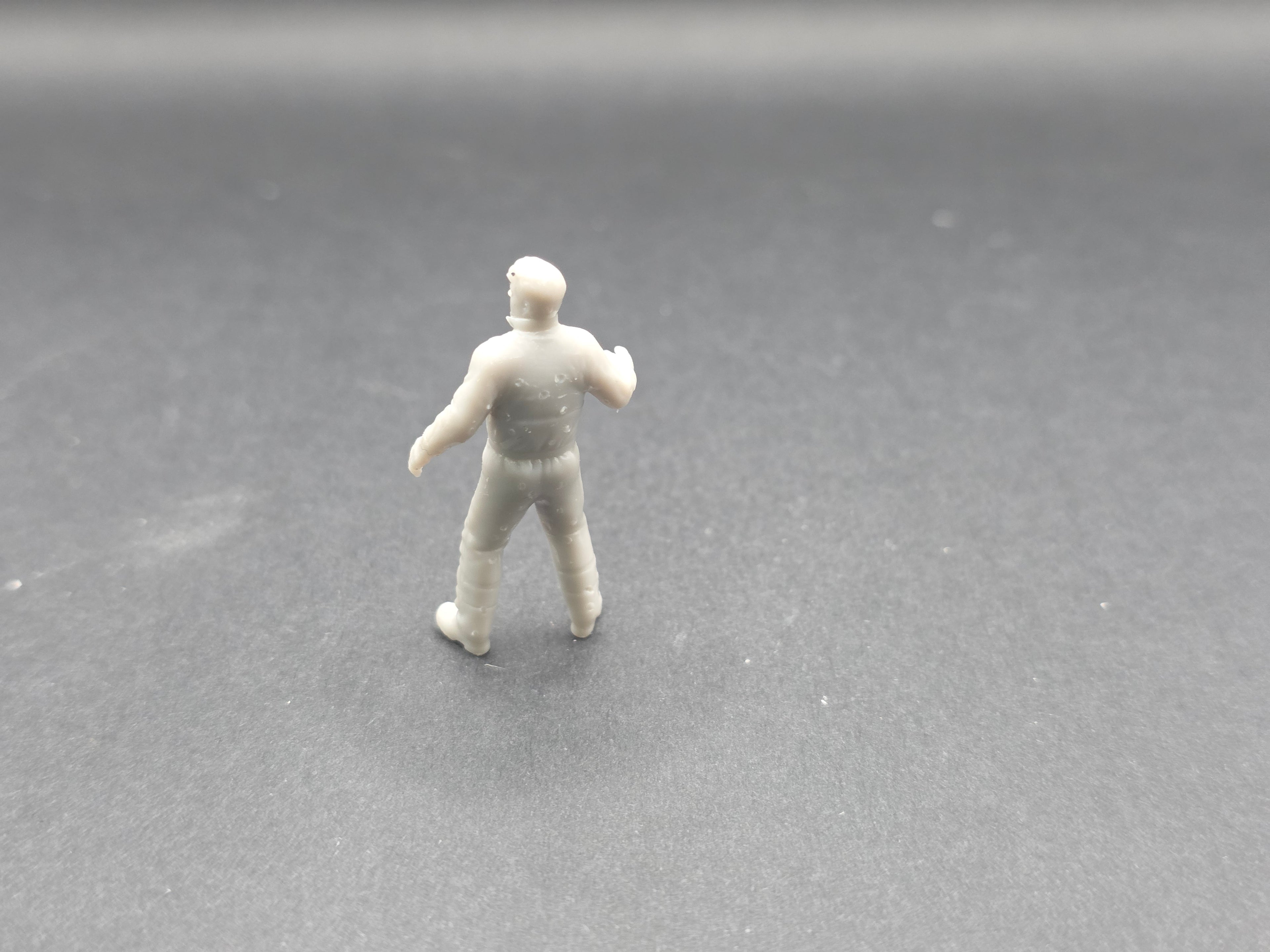 Arbeiter der ein Werkzeug hält im Maßstab 1/50