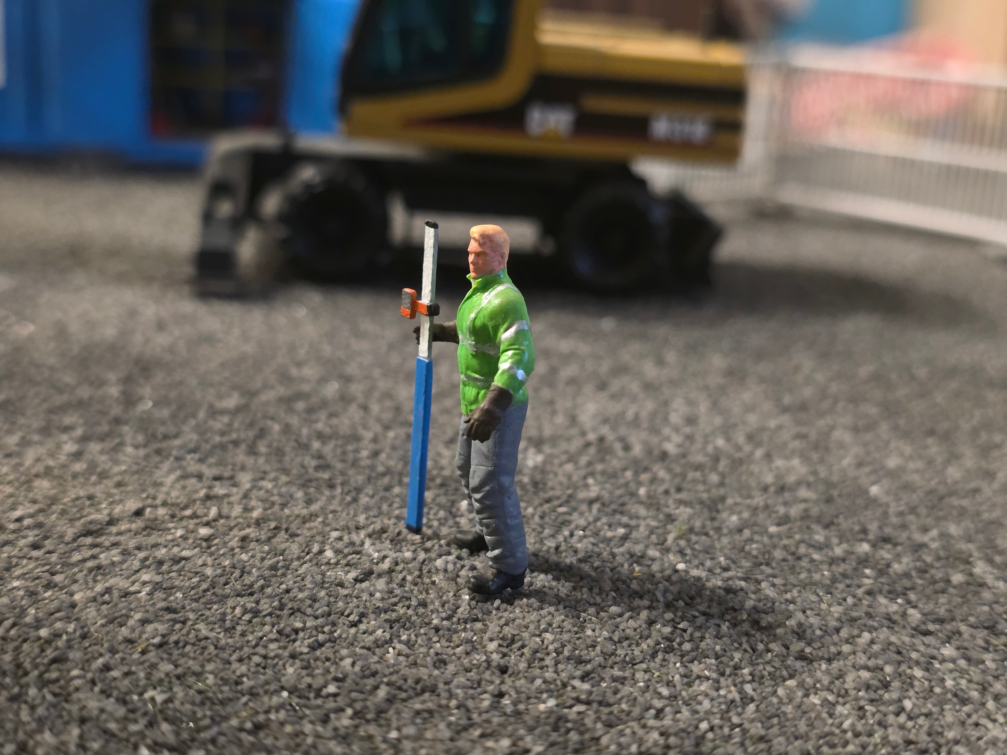 Arbeiter der ein Werkzeug hält im Maßstab 1/50