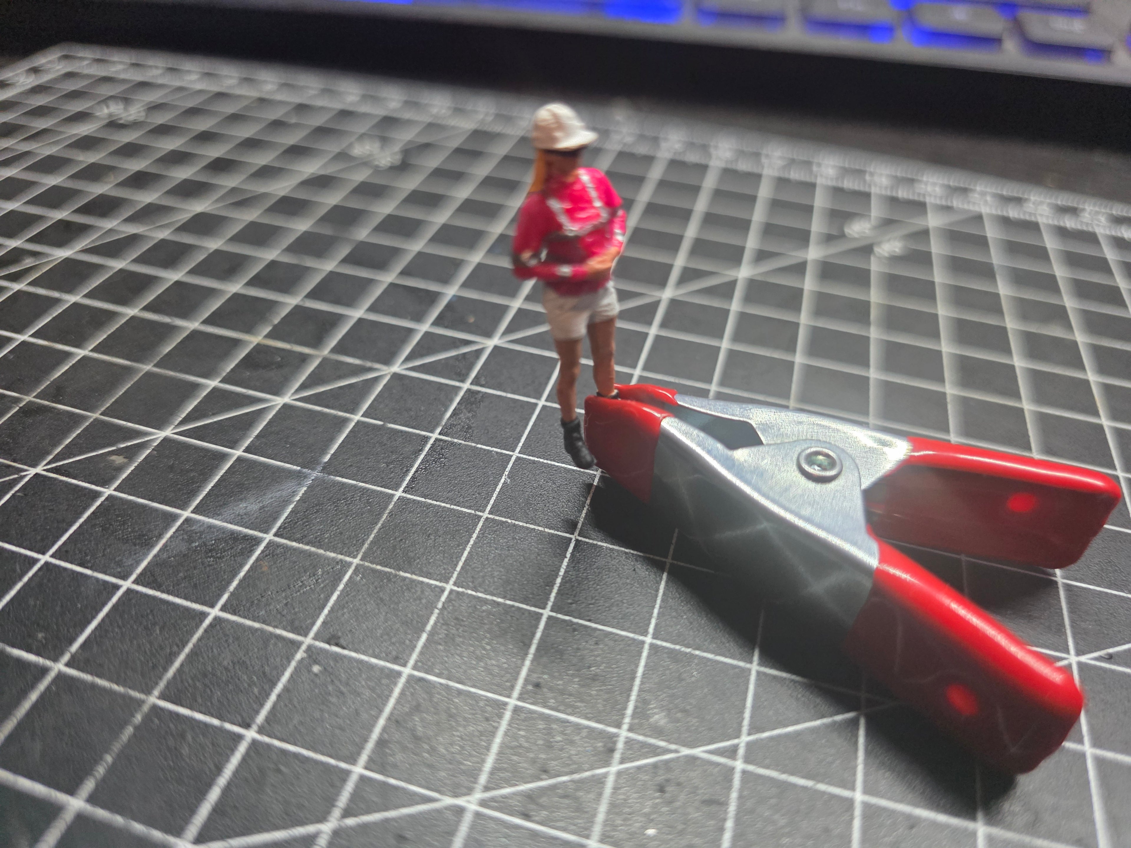 Bauarbeiterin in kurzer Hose im Maßstab 1/50