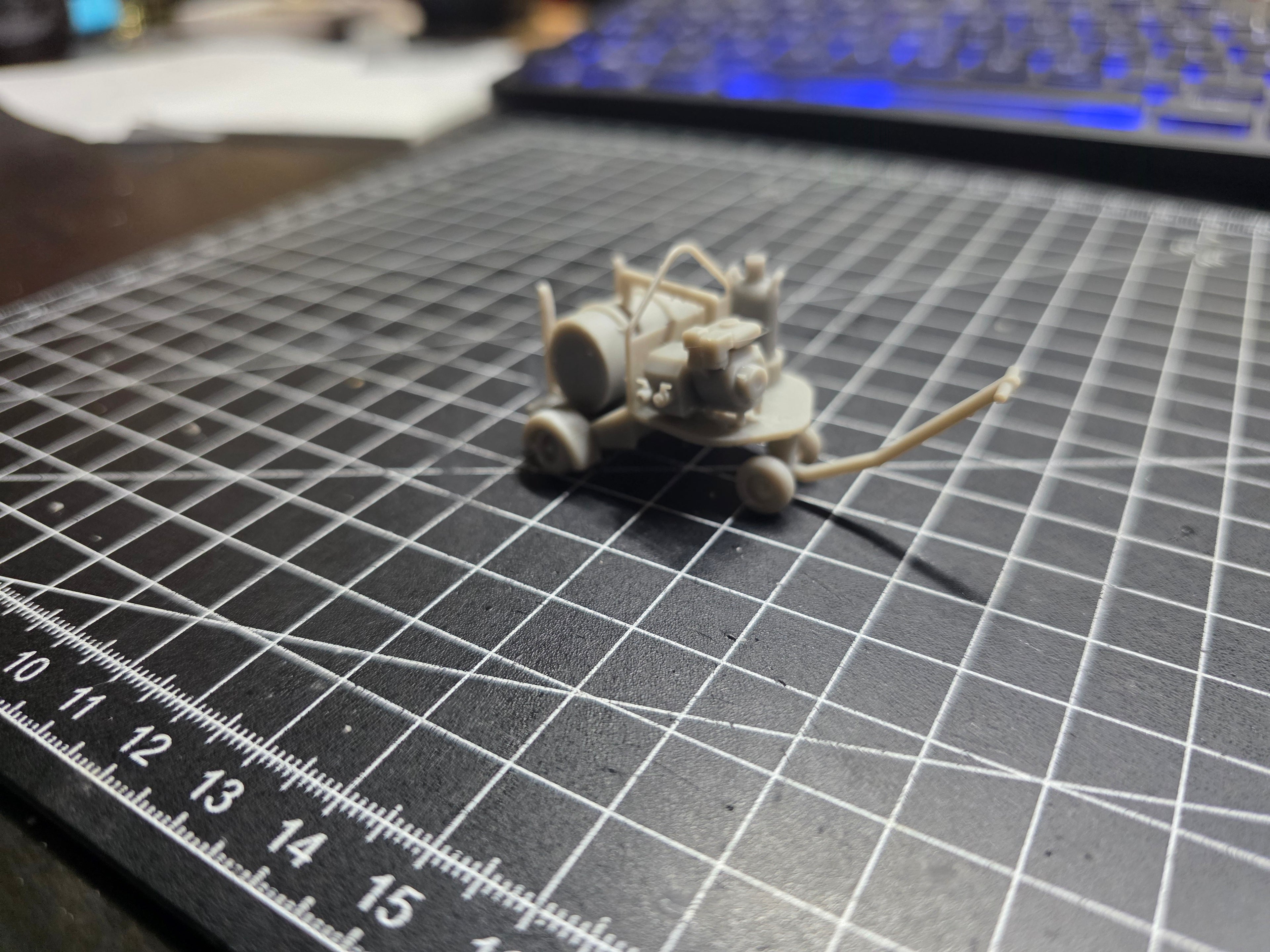 Bitumen Haftkleber Spritzmaschine (Spritzmaus ) im Maßstab 1/50