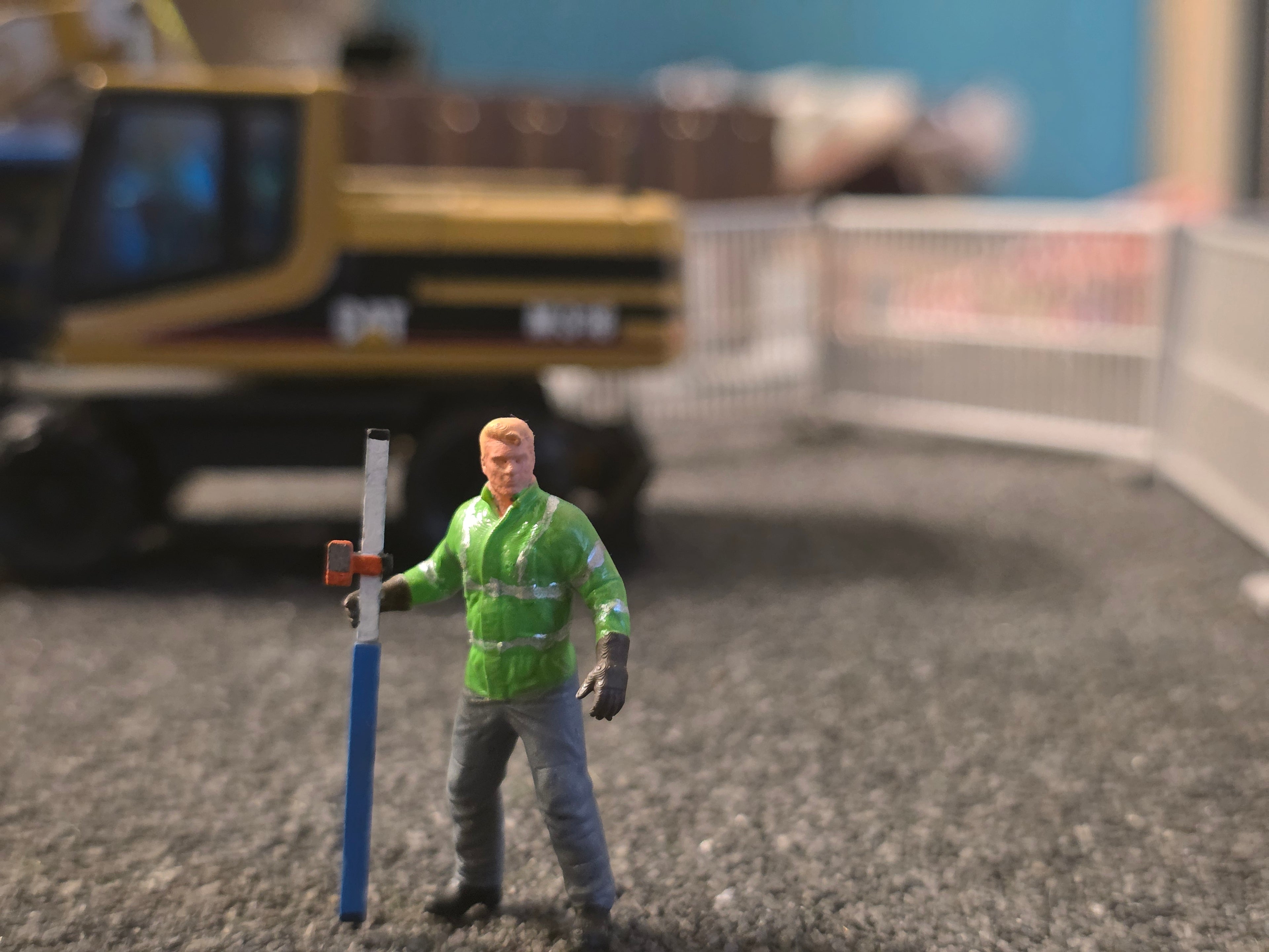Arbeiter der ein Werkzeug hält im Maßstab 1/50